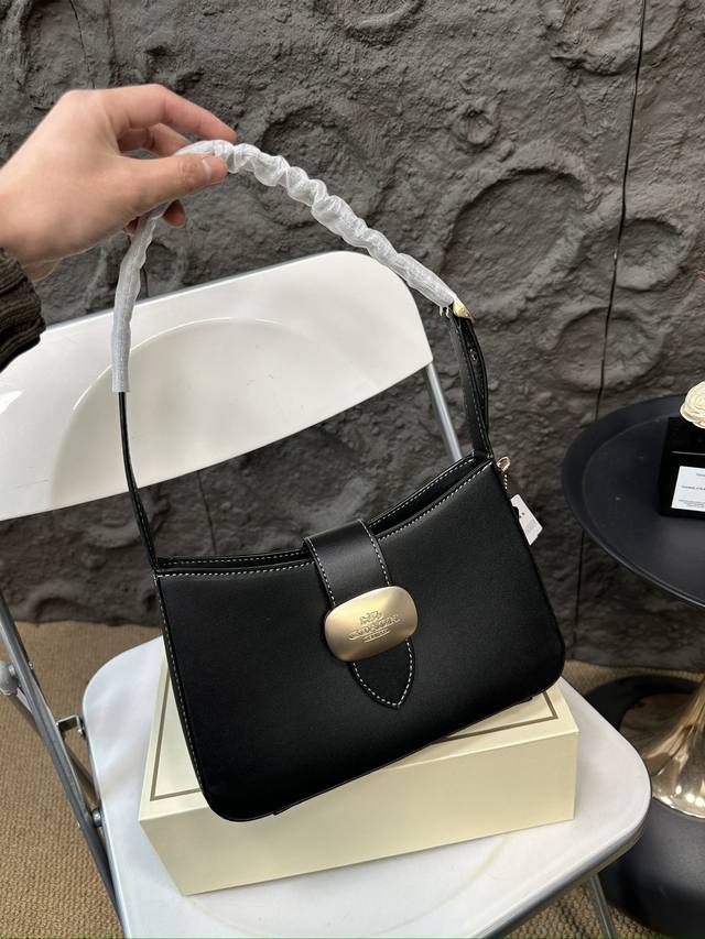 Paired with a folding box, Coach under the armpit amplifies the trick! The new Eliza series is really amazing! The minimalist design is truly eye-catching! The color is simple yet elegant, full of fashion sense, easy to match to create a sense of fas