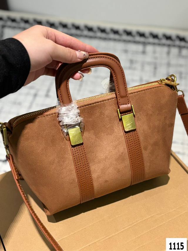 The Ysl handbag with accompanying box is a hot and stylish new item that looks great when you go out. Size 22 17