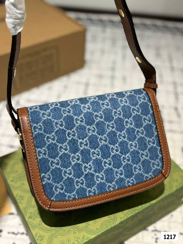 The Gucci 1955 horseneck buckle handbag, packaged in a gift box, made a stunning debut in the early spring collection. This handbag continues the lines and styling of classic items from over sixty years ago, cleverly blending classic details with mod