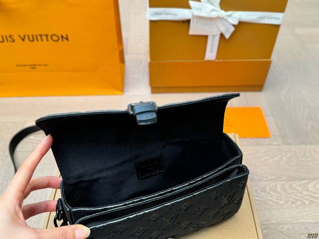 The latest spring and summer Montsouris series men's small messenger bag with a square and long bag shape that has a bit of a French stick smell. The overall All Black design is really cool