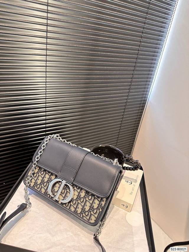 Dior Montaigne Classic is a fabric bag with timeless embroidery craftsmanship. The exquisite square shape of the bag is simple and atmospheric, suitable for both men and women. It is elegant, fashionable, casual, handsome, practical, and fashionable.