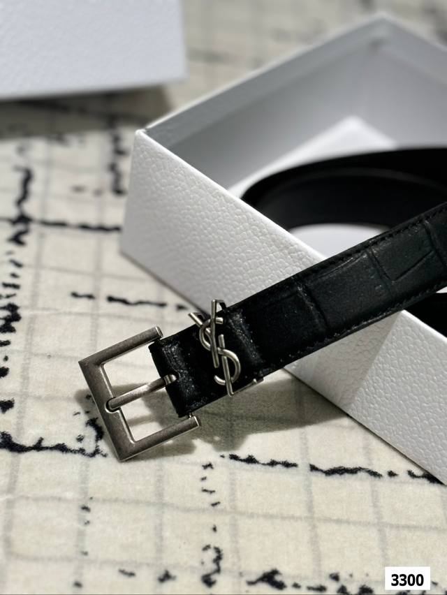 The original leather Ysl belt with box matching has been very popular recently! Cowhide leather! Complete packaging! The belt belongs to it! The belt is exquisite and fashionable. Please note the size when placing an order