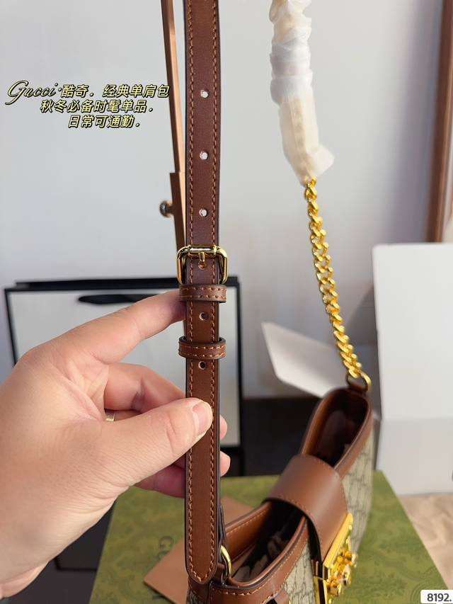 Comes with a gift box Gucci Padlock Underarm Backpack 2024 New Hobo Compared to the previous Padlock, it is lighter and has smoother and more natural lines. The hardware part will not collapse very much, and the package has a firm bottom: