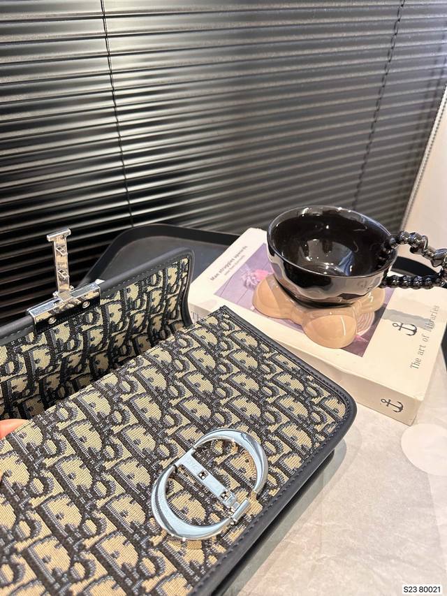 Dior Montaigne Classic is a fabric bag with timeless embroidery craftsmanship. The exquisite square shape of the bag is simple and atmospheric, suitable for both men and women. It is elegant, fashionable, casual, handsome, practical, and fashionable.