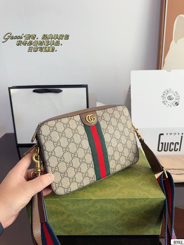 Comes with a gift box Gucci's new camera series Danning is really cool. In addition to its original elegance and retro style, it has become more fashionable and youthful. The black denim is slightly worn out. As a complete denim enthusiast, this seri