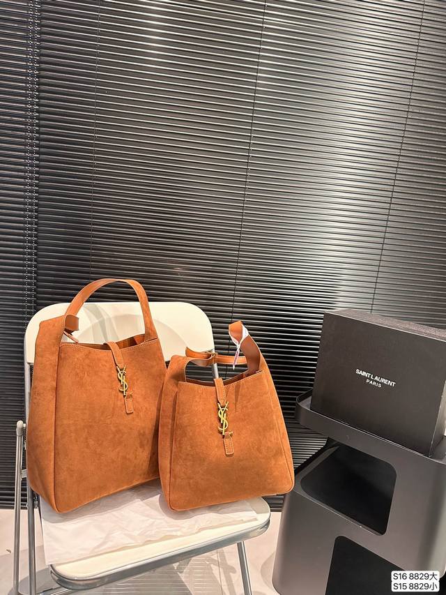 The large and small size matching box of the suede Saint Laurent tote bag is full of design sense, very intellectual and elegant. It is a super high-end fashion item that will definitely amaze you. Size: large 28 30 small 24 23 item number 8829