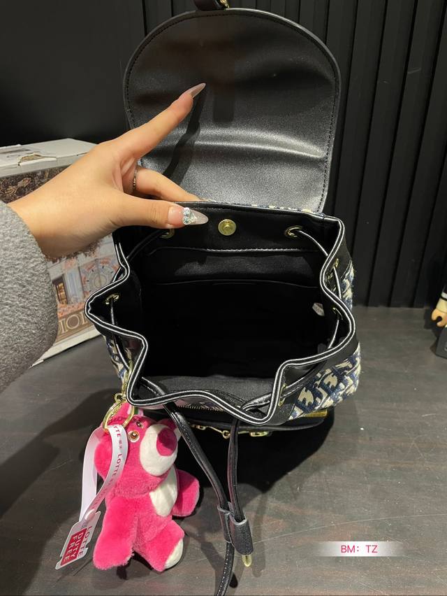 Dior vintage floral canvas backpack is very beautiful, both high-end and fashionable, with a high return rate. It is a lightweight, large capacity, and essential item for travel. Size: 24*28 :