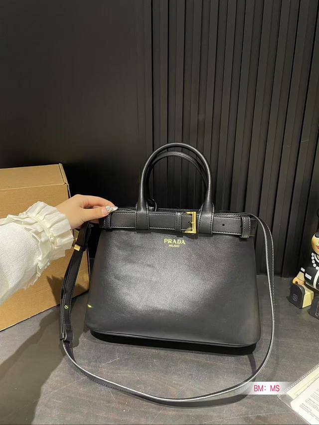 Paired with a folding gift box, Fendi Peekaboo kitten bag, classic bag design with a fashionable and high-end feel, full of any combination can be easily controlled. Size: 33 * 24: