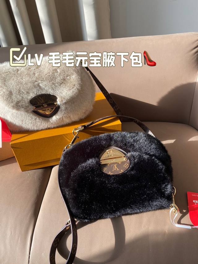 Paired with a folding box Lv Mao Mao Yuanbao armpit bag and an extension strap, it can be worn on one shoulder or diagonally, making it really easy to move around, soft and casual, and easier to match. I really fell in love at first sight. Don't be f