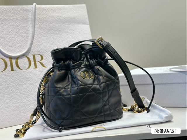 The front of Dior's new product comes with a vintage gold finish metal CD logo, paired with a drawstring compartment for storing various daily items. Paired with an adjustable chain shoulder strap adorned with leather straps, it can be carried, slung