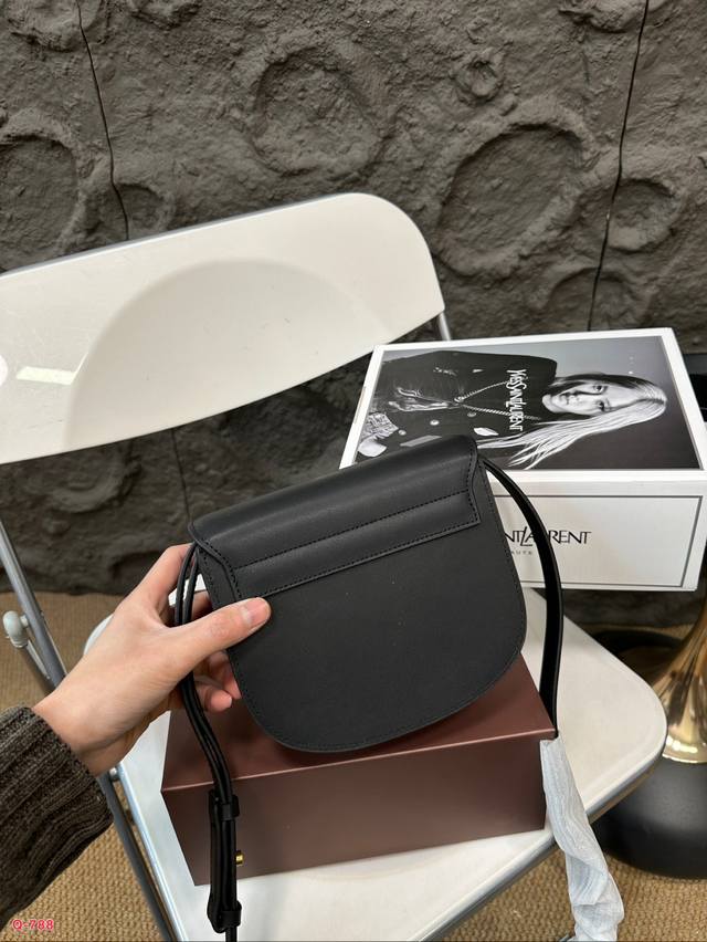 Full set of packaging for duty-free shop Ysl Saint Laurent plain saddle bag with an effect of ten thousand years of heart, YSL hardware logo with crocodile embossed exquisite retro feeling overflowing on the screen, Chen Qiao'en's same bag with cute