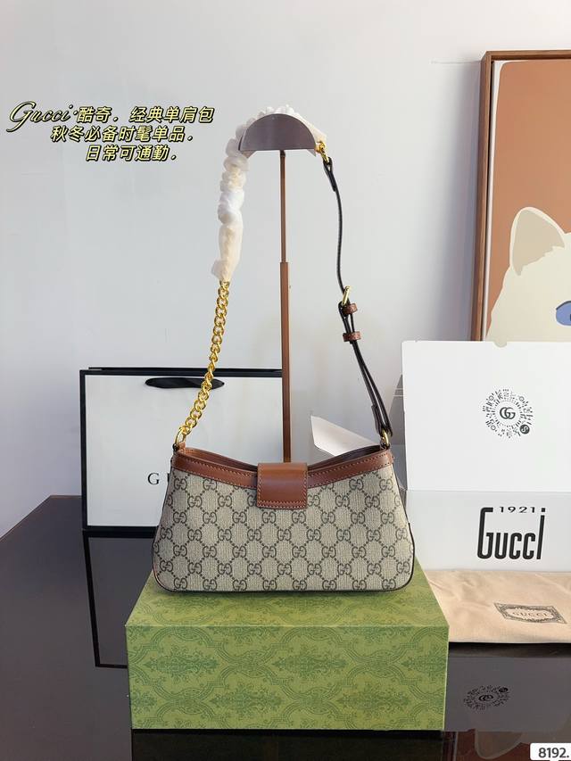 Comes with a gift box Gucci Padlock Underarm Backpack 2024 New Hobo Compared to the previous Padlock, it is lighter and has smoother and more natural lines. The hardware part will not collapse very much, and the package has a firm bottom: