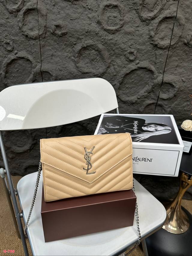 The full package of duty-free stores is the St. Roland ysl Woc envelope package. It's a well deserved entry classic. Super dry resistant leather. This leather is really one of my favorite leather. It's not afraid of scraping the leather texture, but