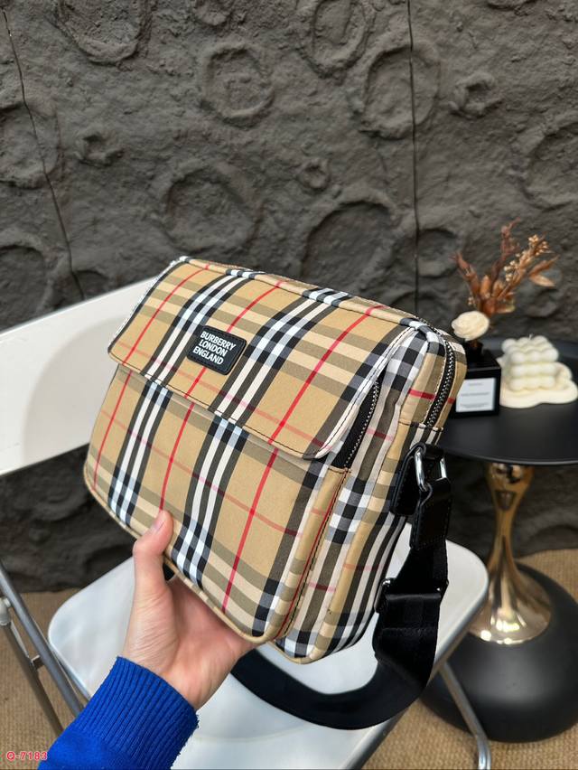 When you carry a Burberry crossbody bag and it looks very handsome, then you may really be a bit handsome Whether you are on a business trip or commuting, you are slightly more handsome than others. The classic checkered pattern is still impressive,