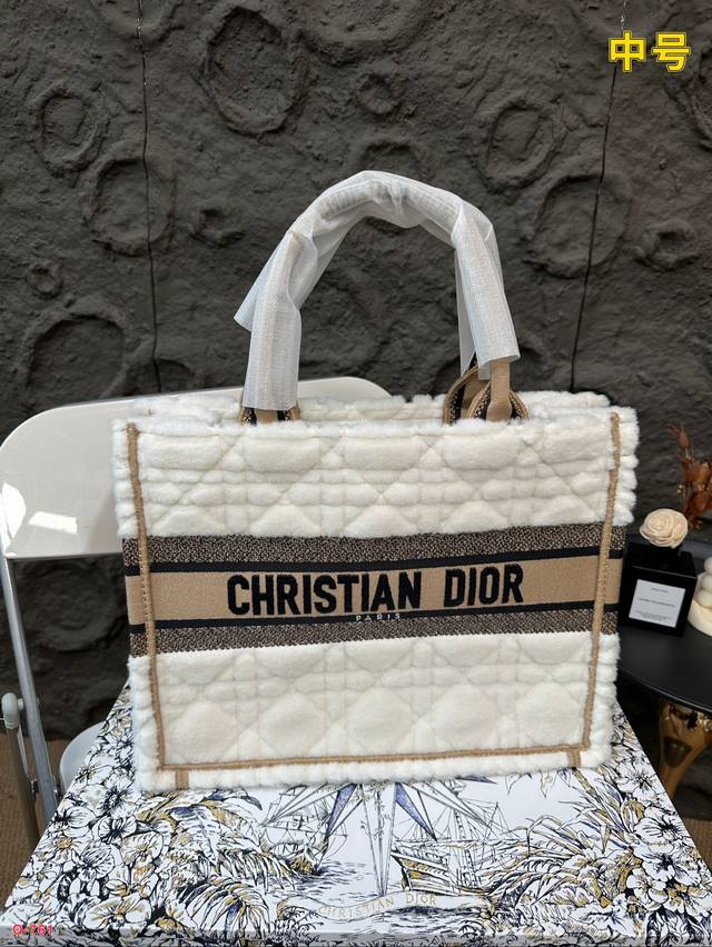 The large and medium-sized Dior tote autumn and winter fur collection is so cute, with a plush texture that touches the heart. The super beautiful black fur makes the entire bag very eye-catching, with a large capacity design and a concave shape arti