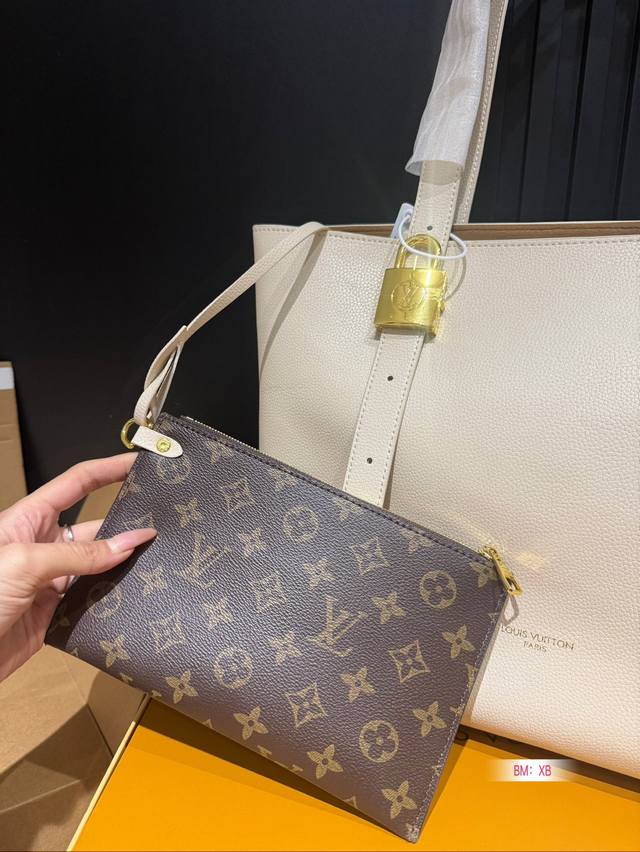 Chip version with folding gift box Lv lock head armpit new product launched tote bag, the end of the looseness is the soft cowhide material of hobo, and the detailed design of the lock head presents a lazy yet exquisite French style