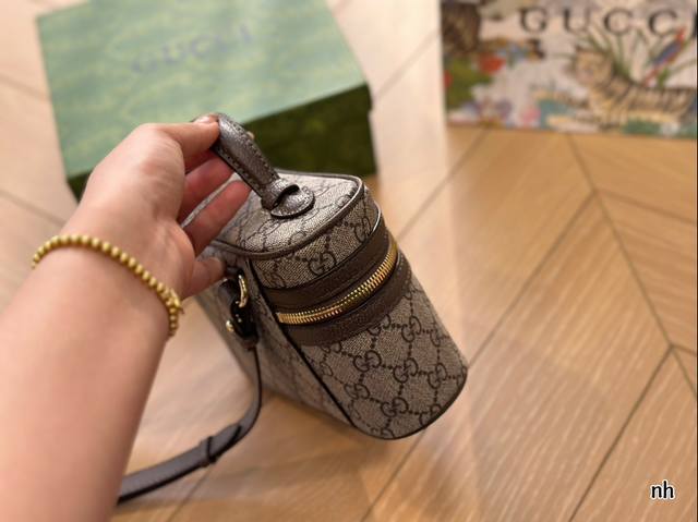 Gucci's new makeup bag comes with a box that can be carried by hand or slung diagonally. There are no age restrictions and the size is 21 * 13