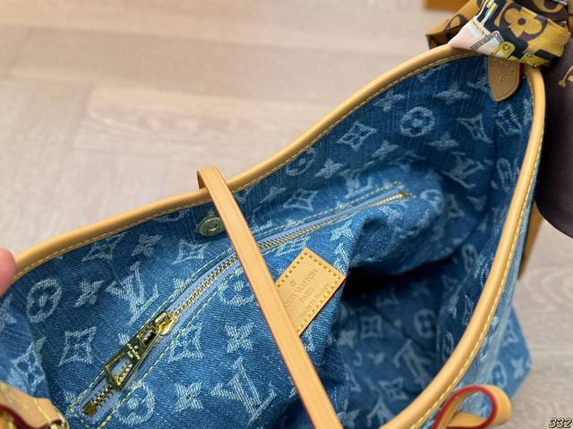The variable code chip airplane box, Lv Carryall jeans tote bag, is simply Rocket. Well, it's casual and advanced style, and it can be matched with a durable and practical style. It's so wonderful. The blue flower style is super easy to match with ev