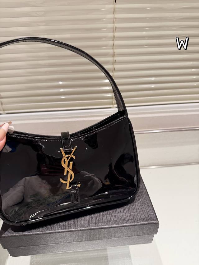 Ysl creamy Saint Laurent armpit bag Ysl Saint Laurent Le 5 A 7 Hobo Bag In Smooth Leather armpit bag is perfect for