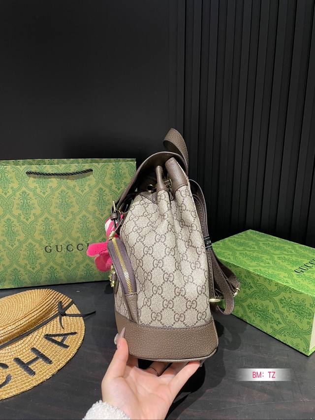 Gucci imported large capacity PVC ultra high definition hardware logo from Taiwan, with a dedicated inner lining for traveling. Search for Gg backpack size: 24 * 28: