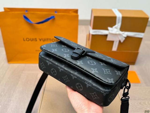 The airplane box chip version Lvmonsuri crossbody messenger bag is the latest spring and summer Montsouris series men's small shoulder bag. The square and long bag shape has a bit of a baggy smell. The overall All Black design is really cool: