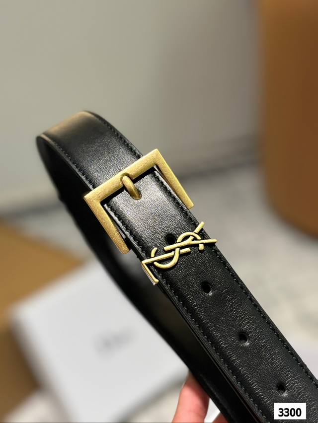 The original leather Ysl belt with box matching has been very popular recently! Cowhide leather! Complete packaging! The belt belongs to it! The belt is exquisite and fashionable. Please note the size when placing an order