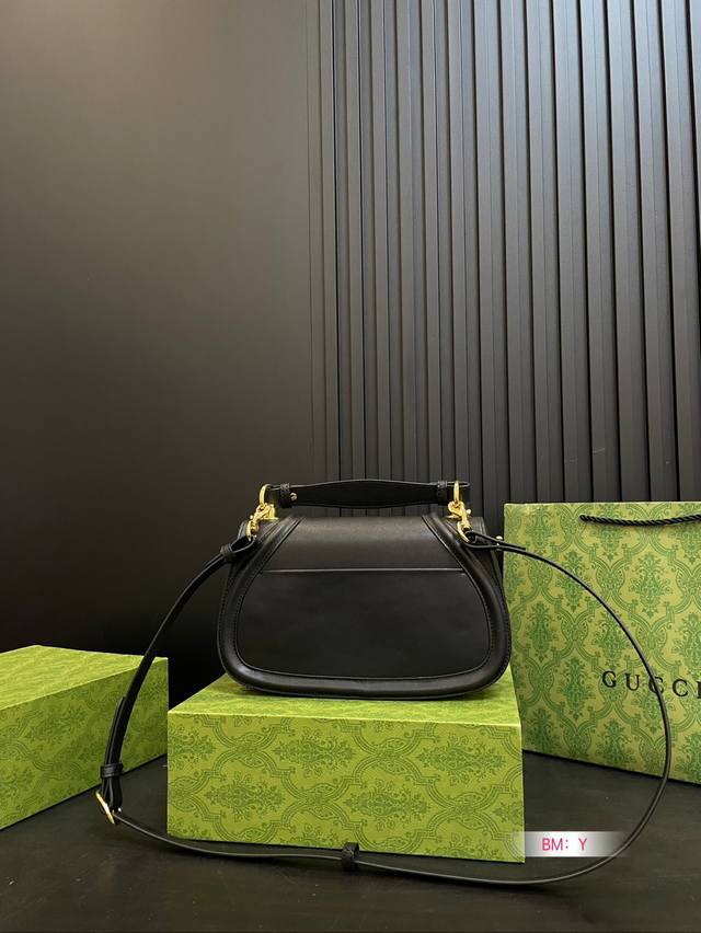 In the early 1970s, the Gucci brand created a new circular iteration version of the 1Ogo Interlocking, featuring the Blondie collection with foldable gift boxes, bringing nostalgia and modern fashion