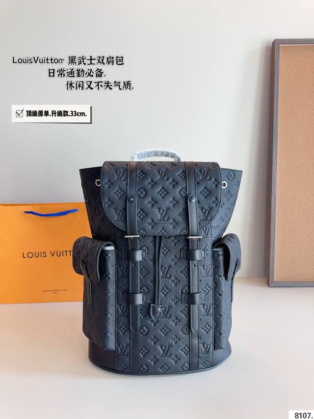 Top of the line original Lv's latest men's travel backpack is particularly popular, featuring the same old floral pattern as the star. It features a striking combination of black and gray, and is also paired with webbing decorative shoulder straps an