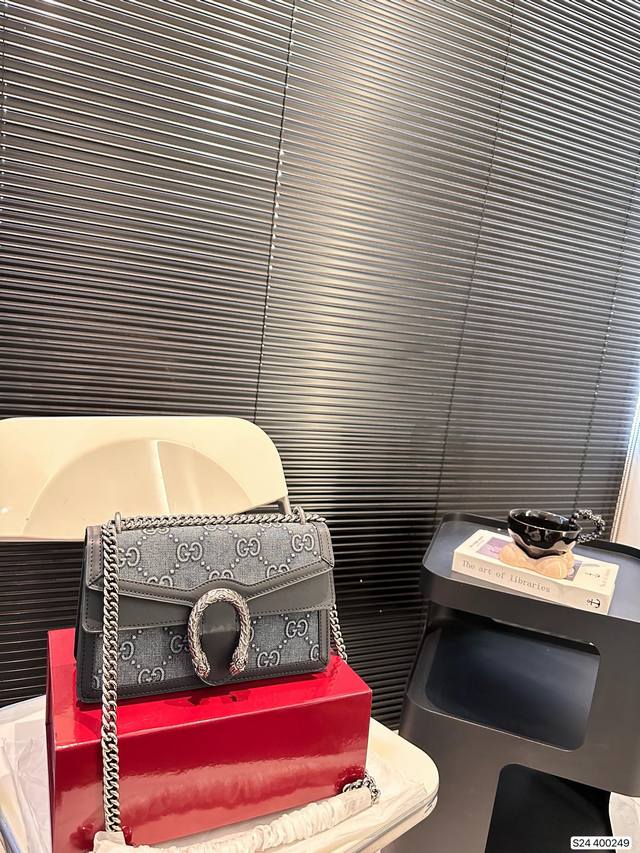 Paired with a folding box, Gucci's new cool denim wine god has just arrived this season. The new products are very classic and retro! The texture and color of denim with double G jacquard denim fabric The color is very nice! Size: 25 15 Item Number: