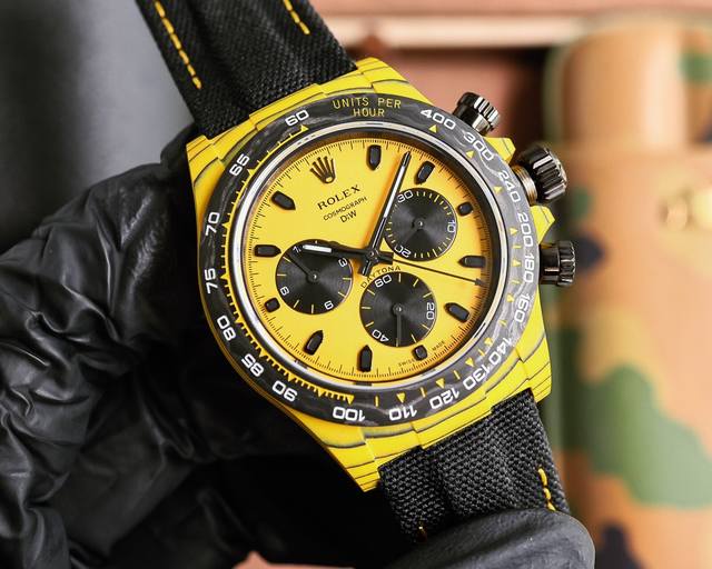 The carbon fiber customized version of the Rolex Universe Chrono Daytona series from Tw factory is not only lightweight to wear, but also has a hard exterior. And each watch has a unique carbon fiber patterned material. Case watch size 40X12.4 matche