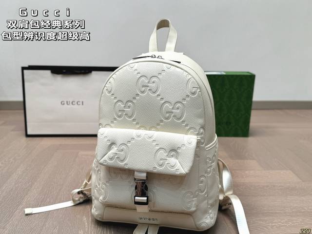 The Gucci Kuqi Backpack Super Classic Series features a unique and highly recognizable bag design that maintains a vintage vintage feel while maintaining a modern fashion style. Size 28 42: