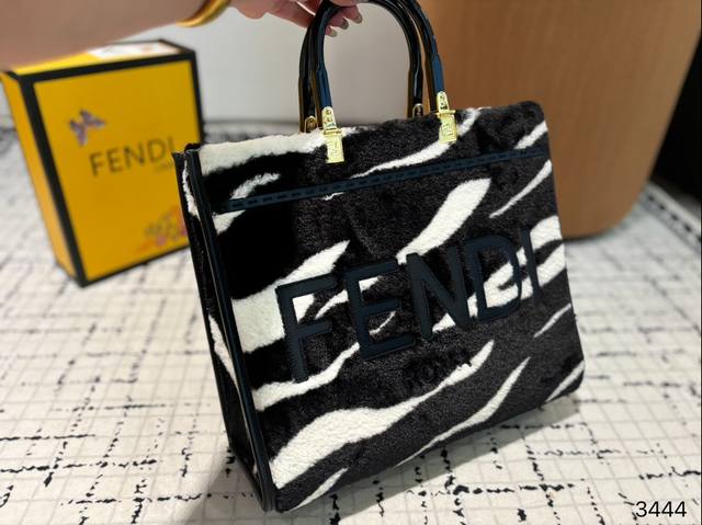 Large size 34.29, small folding box size 22.22 Fendi plush tote bag with furry elements instantly becomes soft and gentle. Autumn and winter are perfect for carrying plush bags! Not only the tactile sensation: