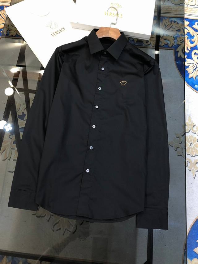 The popular Armani early spring new men's original casual long sleeved shirt is available for sale on the official website. It features a simple and fashionable slim fit, high-end original button customization, double stranded 120 count poplin cotton