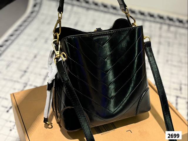 The Ysl bucket bag with the box is a hot, cool, and sweet new style that looks great when you go out. Size 21.20