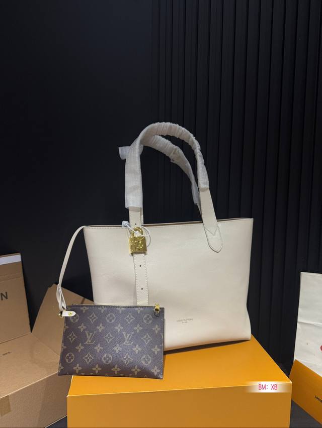 Chip version with folding gift box Lv lock head armpit new product launched tote bag, the end of the looseness is the soft cowhide material of hobo, and the detailed design of the lock head presents a lazy yet exquisite French style