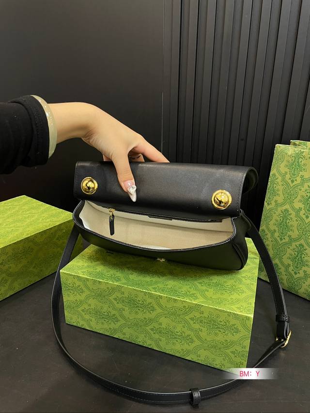 In the early 1970s, the Gucci brand created a new circular iteration version of the 1Ogo Interlocking, featuring the Blondie collection with foldable gift boxes, bringing nostalgia and modern fashion