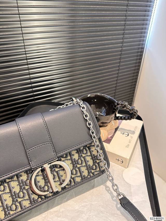 Dior Montaigne Classic is a fabric bag with timeless embroidery craftsmanship. The exquisite square shape of the bag is simple and atmospheric, suitable for both men and women. It is elegant, fashionable, casual, handsome, practical, and fashionable.