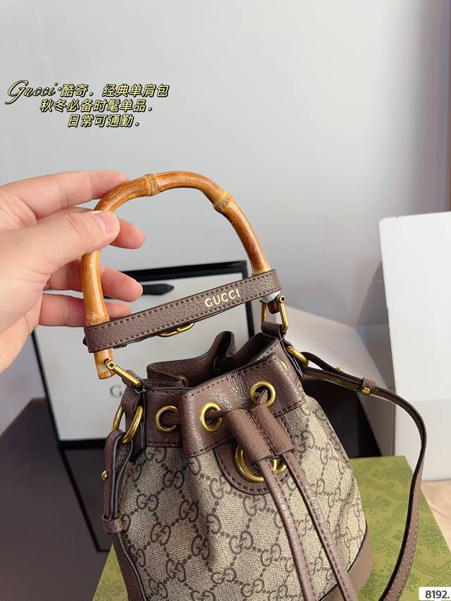 Comes with a gift box Gg bamboo handle bucket bag with interlocking double g logo GG mini bucket bag decoration. Gucci traces its brand back to the luxury travel trend of the 1920s and continues to explore its leather goods collection. This beige and