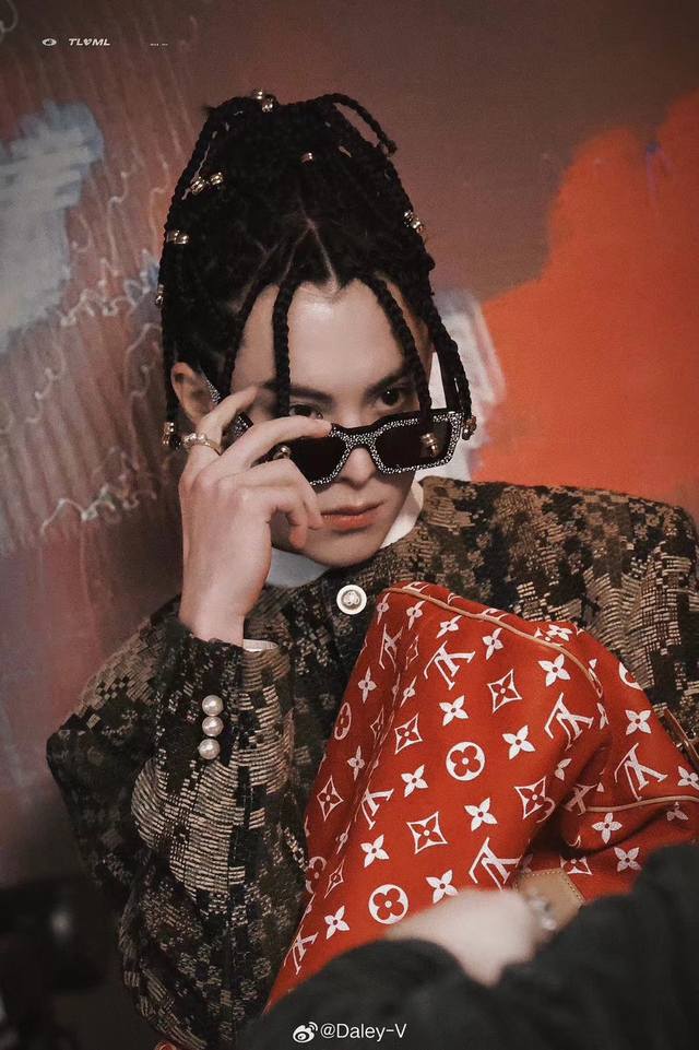 Louis Vuitton * Model: Z2396E Size: 54 ports 22 145