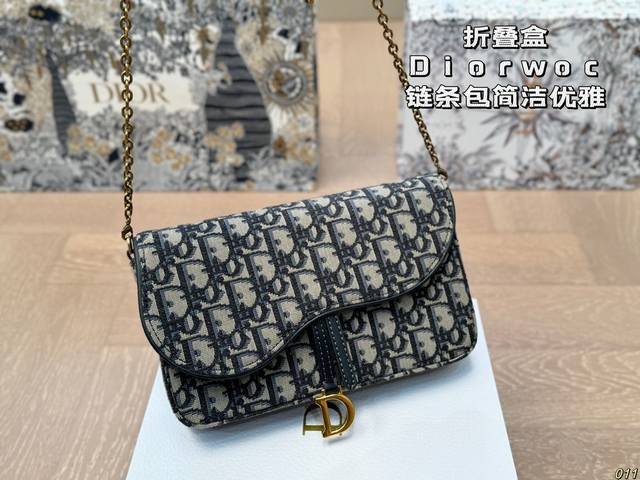 The folding box Dior Woc chain bag, with Dior's simple floral embroidery lines, is quite practical. Its presence is everywhere on the streets and alleys, and it has become a classic it bag that is highly sought after. This bag became popular worldwid
