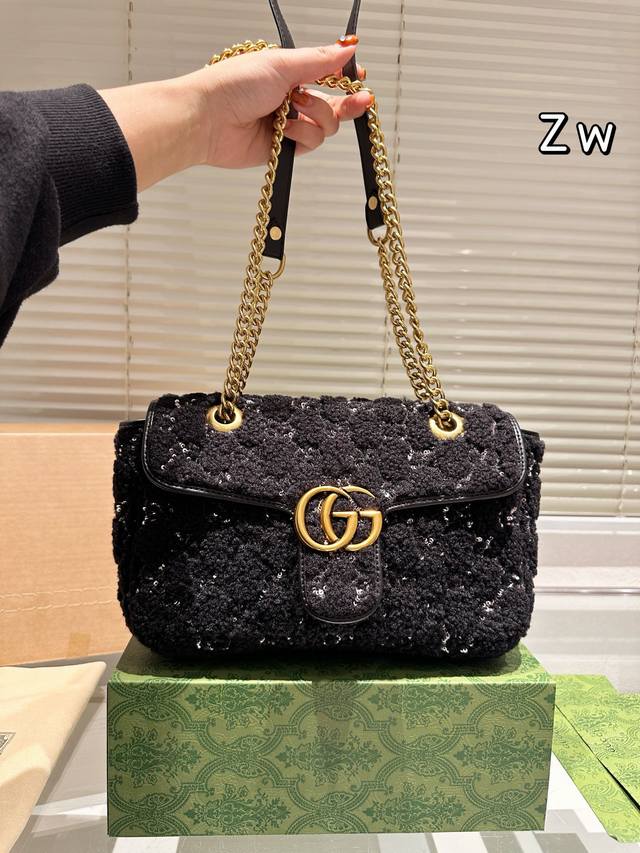 Gucci 27Cm Gold Velvet Gucci Velvet Marmont This product is absolutely amazing. It looks great in real life and I don't know how to describe it. It can be said to be super personalized yet super easy to carry! Size 27cm complete gift box packaging: