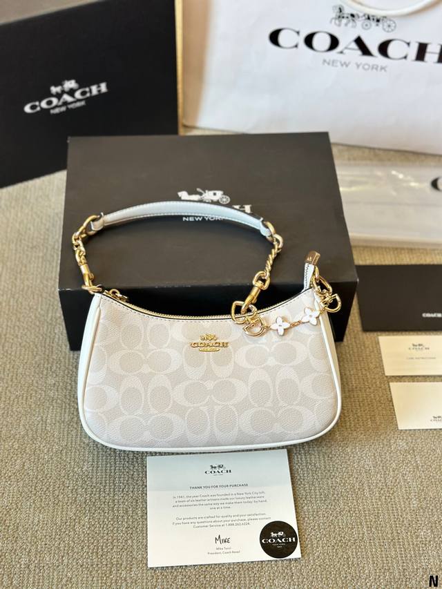 The leather version comes with a pendant. Coach and Coach's hottest underarm bag comes with the Teri series' hottest underarm bag featuring snake skin embossed design. The upgraded version of the large mahjong bag can just expose the side when worn u