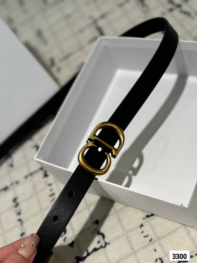 The original cowhide Cd belt with matching box has been very popular recently! Cowhide leather! Complete packaging! The belt belongs to it! Dior belts are exquisite and fashionable. Please note the size when placing an order: