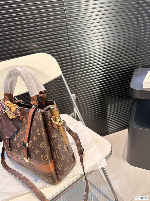 The Lv bucket bag is really simple. The more you look at it, the better it looks. The capacity is very touching and easy to hold daily carry on items. Size: 28 23, item number 66922. Revision: