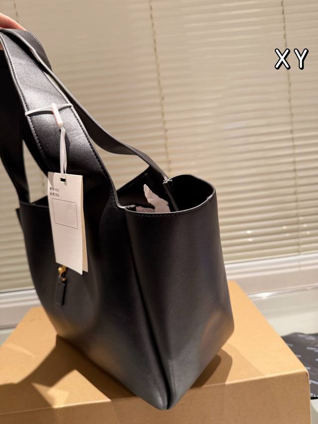 The leather version of Ysl tote bag feels too gentle and easy to match, making it stand out. # Ysi Ysl is the most eye-catching bag of this year. Although the body of the mountain bag is large, it is very light, and the sheepskin material feels light