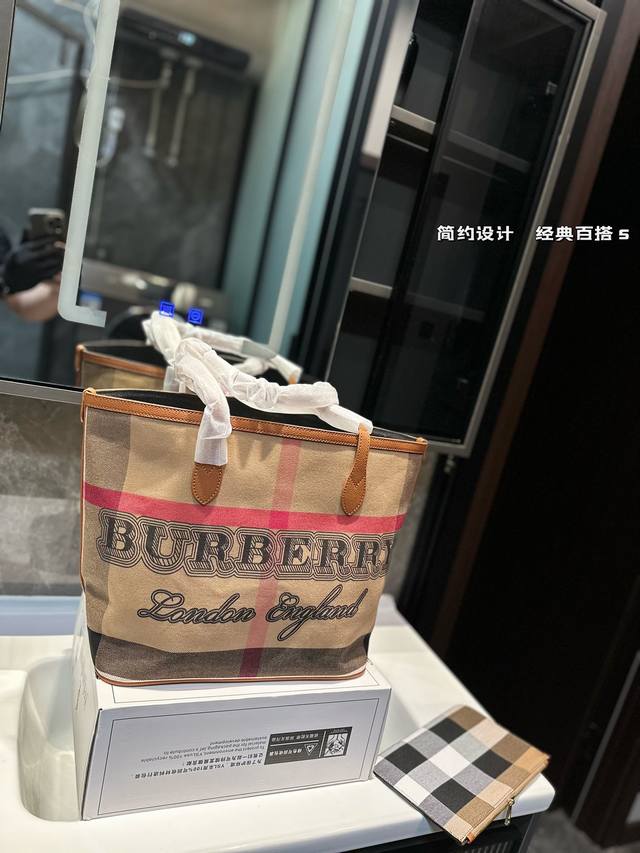 Burberry shopping bag classic temperament big brand shopping bag is really too classic. It looks good on the back no matter how it is carried, and the quality is super good. Imported fabric Pk counter quality, beautiful girl must be kept while in sto