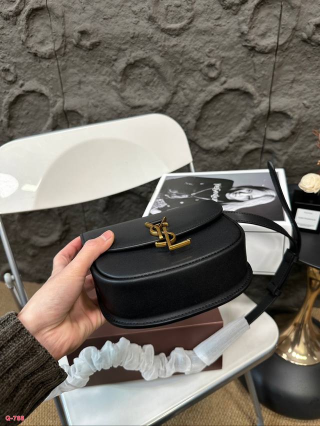 Full set of packaging for duty-free shop Ysl Saint Laurent plain saddle bag with an effect of ten thousand years of heart, YSL hardware logo with crocodile embossed exquisite retro feeling overflowing on the screen, Chen Qiao'en's same bag with cute