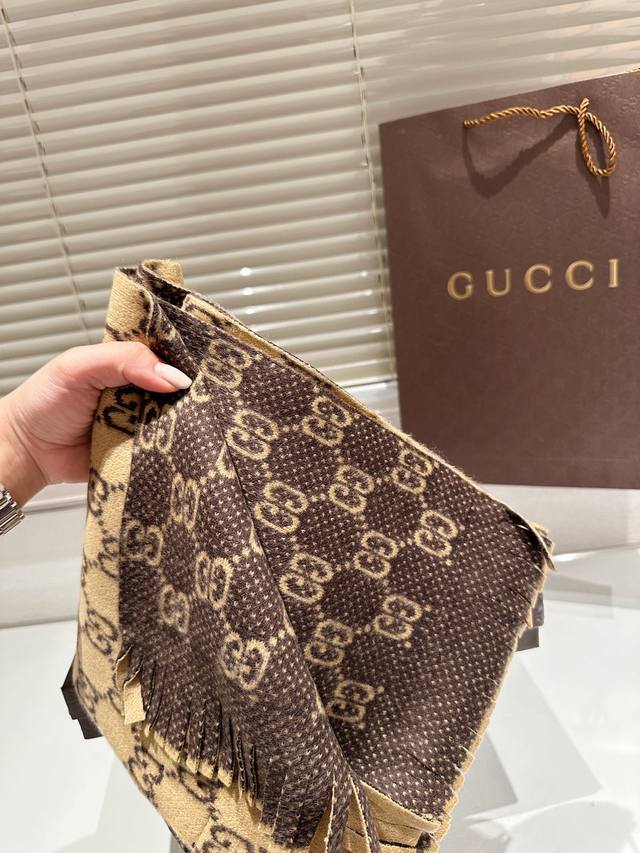 High end cashmere scarf gift box Guqi classic scarf made of real materials! This scarf is suitable for spring, autumn, and winter! It looks great as a shawl! Brighten skin tone! The upper body effect has a very strong aura, with a soft and textured f