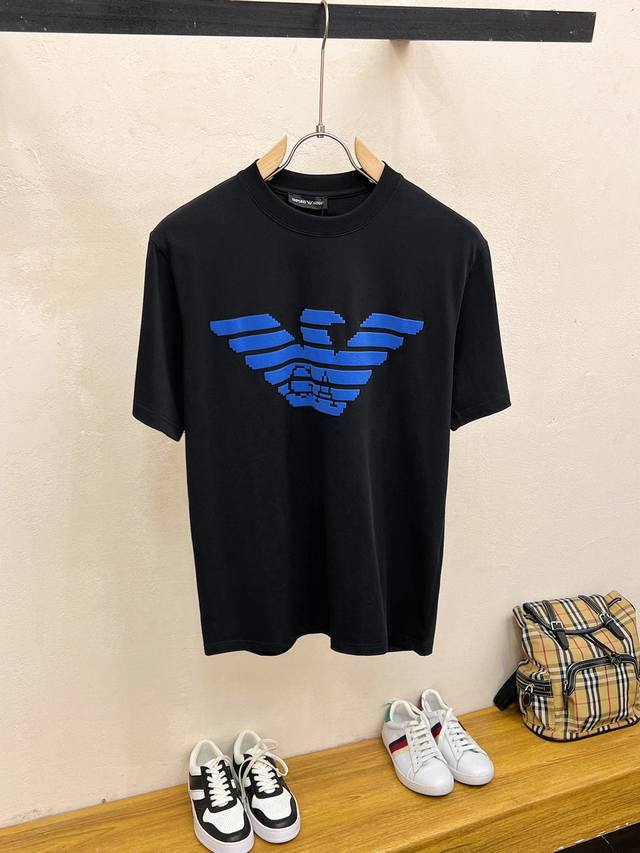 SS Ajia Pure Cotton's latest top-level fabric, the highest version of the Armani logo plush printed pattern on the chest, the classic logo fashionable and simple trendy short sleeved shirt, the highest quality counter original short sleeved shirt, im