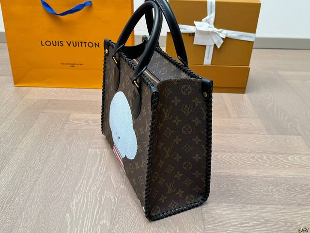 Lv hand woven original fabric, a top luxury brand in the world with a history of luxury goods. The most outstanding fashion design style in the fashion industry is available at the counter, and the latest design is highly favored by customers. It is